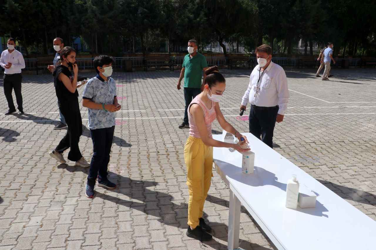 Öğrenciler, 09.30'da başlayan oturumda, LGS sözel soruları kapsamında Türkçe, İnkılap Tarihi ve Atatürkçülük, Din Kültürü ve Yabancı Dil sorularına yanıt verdi.